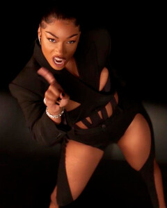 Жаркие танцы: Megan Thee Stallion выпустила клип на песню Plan B